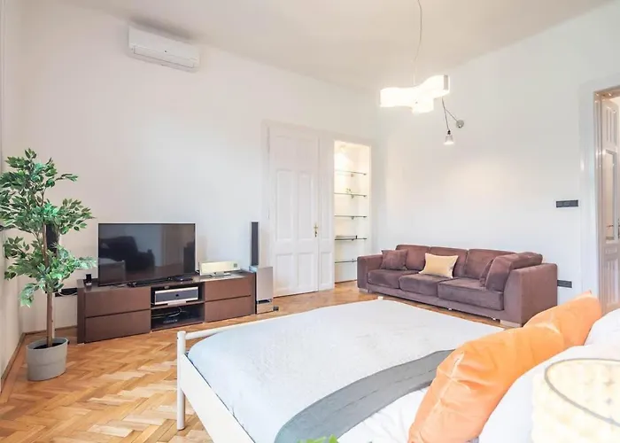 Super Large - Super Comfy With Balcony בודפשט