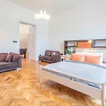 Super Large - Super Comfy With Balcony Lejlighed