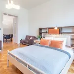 Super Large - Super Comfy With Balcony