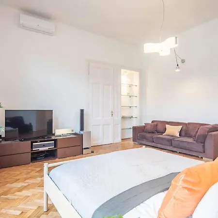 Super Large - Super Comfy With Balcony Budapešť