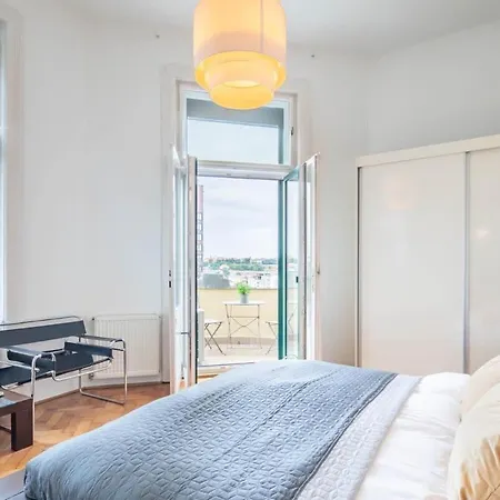Super Large - Super Comfy With Balcony * Budapest