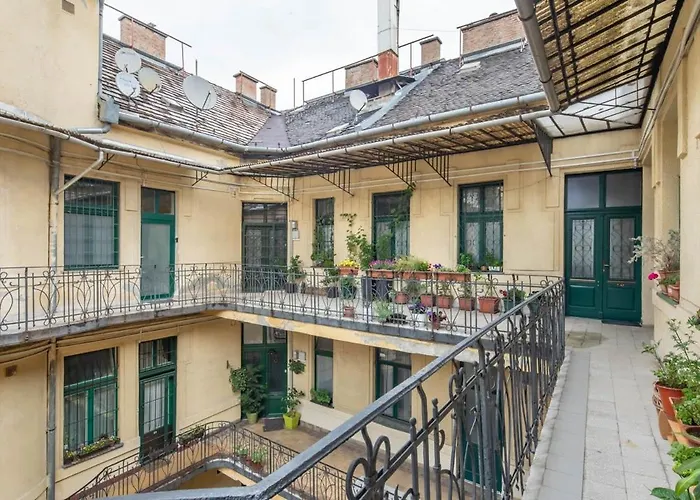Super Large - Super Comfy With Balcony Budapesta