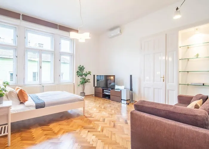 Super Large - Super Comfy With Balcony Apartament *