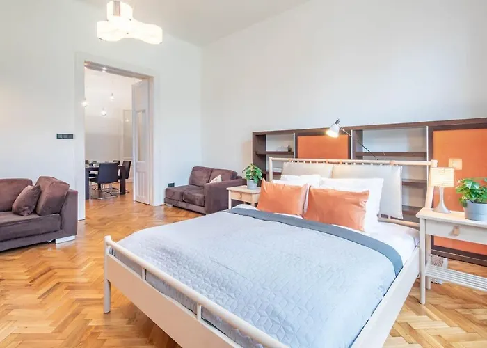 Super Large - Super Comfy With Balcony