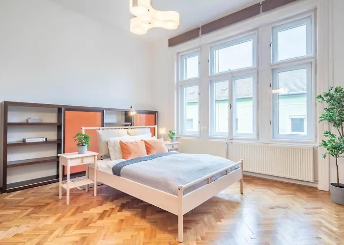 Super Large - Super Comfy With Balcony