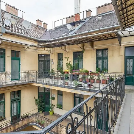 Super Large - Super Comfy With Balcony Budapest