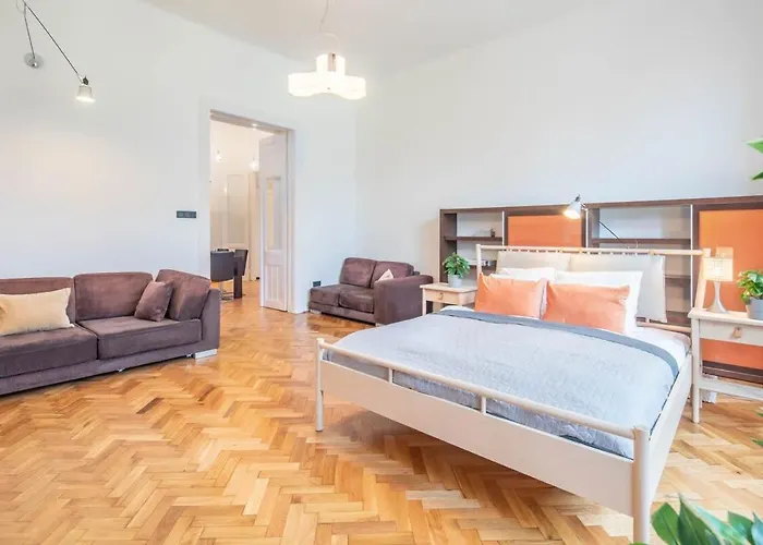 Super Large - Super Comfy With Balcony Apartman