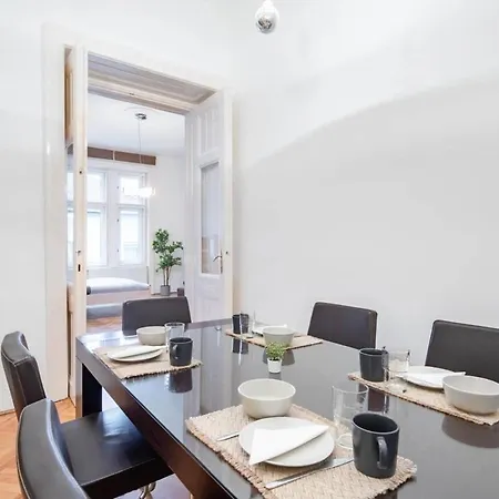 Super Large - Super Comfy With Balcony