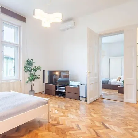 アパート Super Large - Super Comfy With Balcony ブダペスト