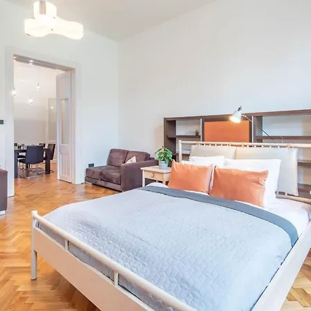 Super Large - Super Comfy With Balcony