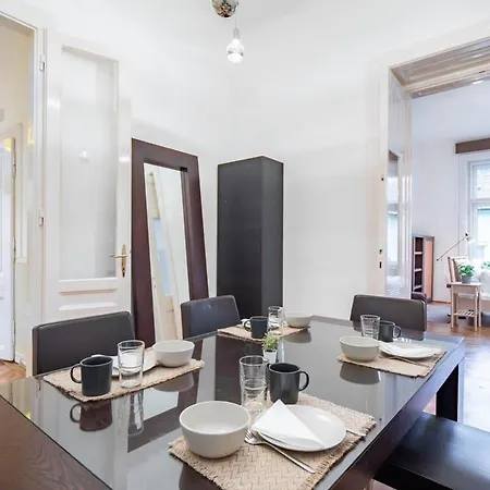 Super Large - Super Comfy With Balcony * ブダペスト