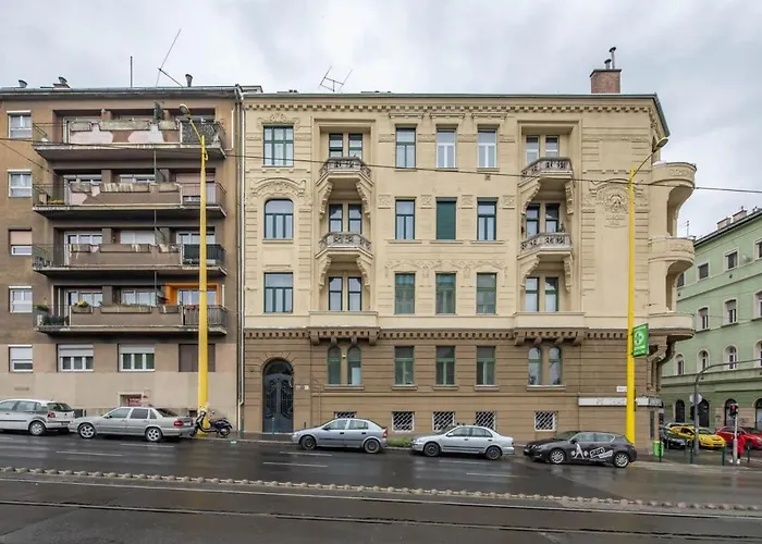 Super Large - Super Comfy With Balcony Apartment *
