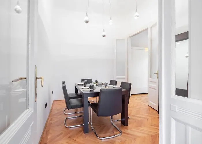Super Large - Super Comfy With Balcony Apartment Budapest
